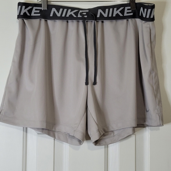 * Nike Women's MidRise DriFIT Attack Foldover Training Shorts Light Grey Size XL - Picture 8 of 15